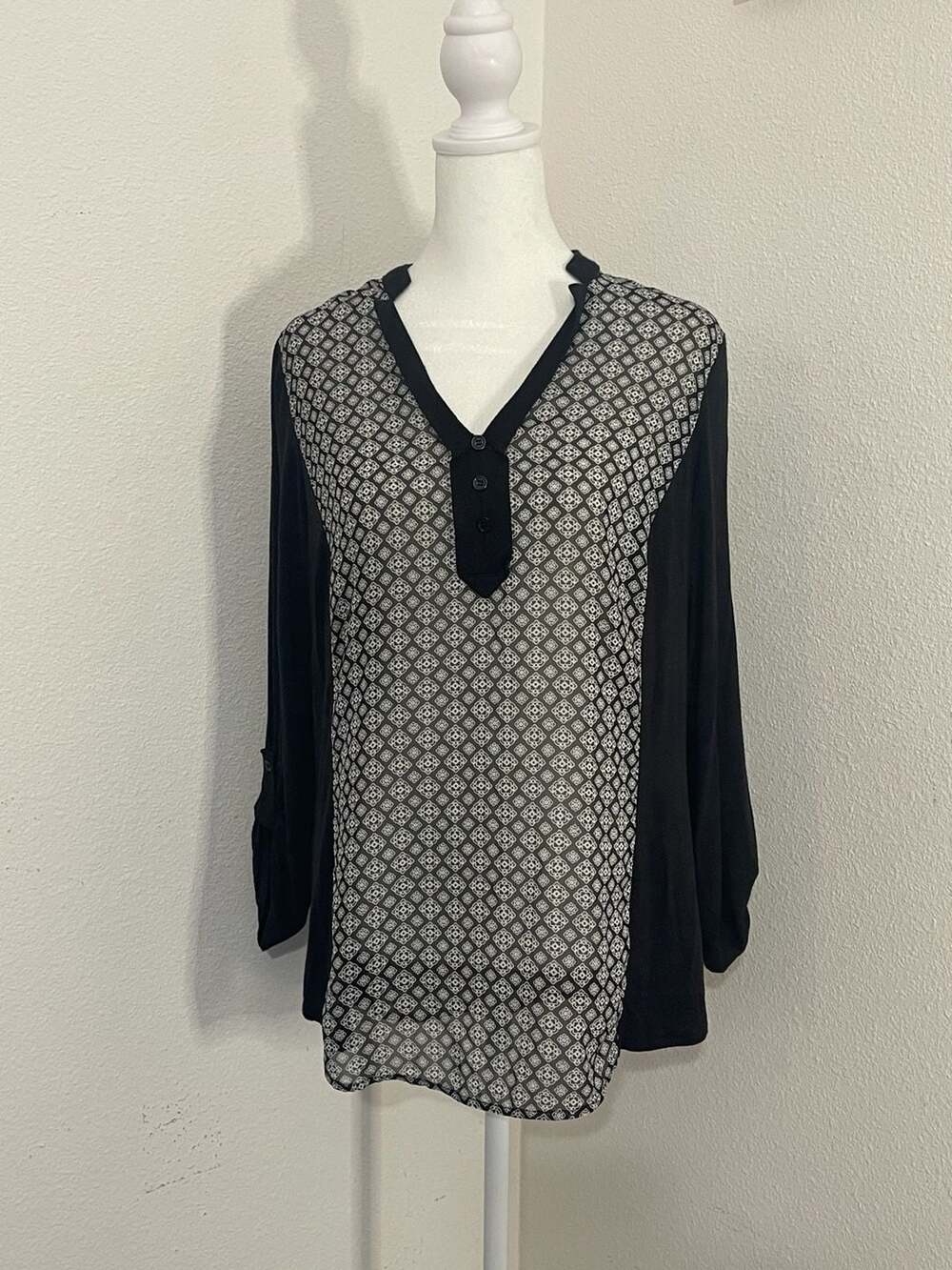 AB Studio Women's Black and White Geometric Print V-Neck Tunic Blouse